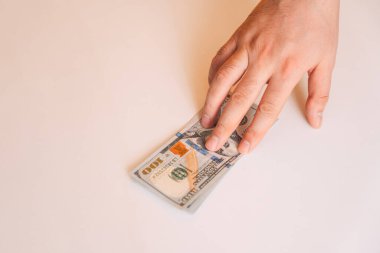 El beyaz masada dolar taşıyor..