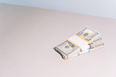 Kağıda sarılı yüz dolarlık banknotlar hafif bir arka planda. Yüksek kalite fotoğraf