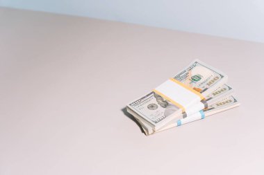 Kağıda sarılı yüz dolarlık banknotlar hafif bir arka planda. Yüksek kalite fotoğraf