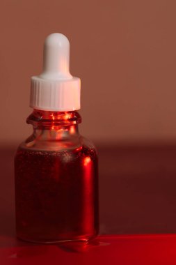 Cam bir kavanozda köpüklü kırmızı serum. Yüksek kalite fotoğraf