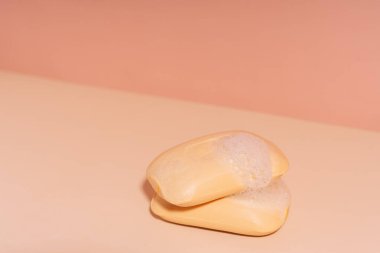 Bej arkaplanda iki kalıp sabun..