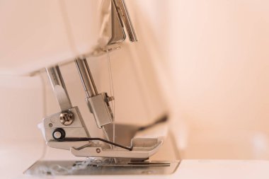 Kilitlenmiş bir makineden presör ayağının yakın plan görüntüsü.