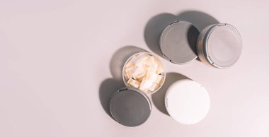 Sert ışık altında sigara içilmeyen tütün ürünlerinin olduğu plastik kavanozlar..