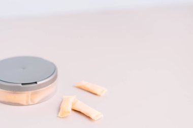 Hafif arkaplanda meyvemsi aromalı sigara içilmeyen tütün dolu plastik kavanoz..