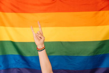 LGBT bayrağının önünde keçi işareti var..