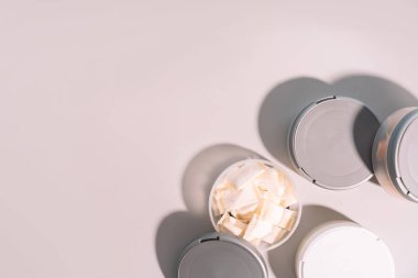 Sert ışık altında plastik kavanozlar ve çantalar..