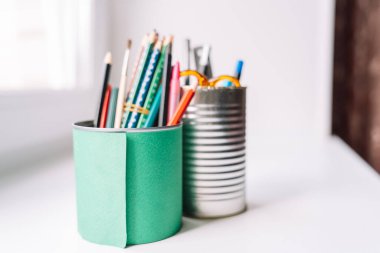 Ofis malzemeleri için teneke kutuların geri dönüşümü.