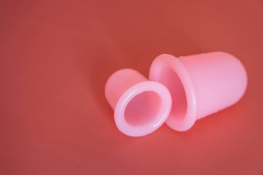 Anti-selülit masajı için pembe silikon vakum bardakları.