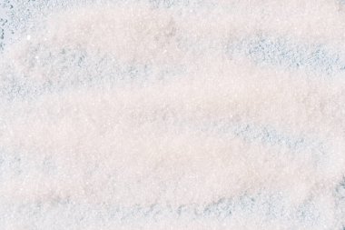 Mavi zemin üzerinde parçalanmış beyaz şekerin arkaplanı.