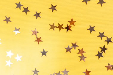 Sarı arkaplanda yıldız şeklinde parıltı.