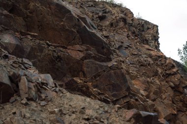 Kaya küçük taşlara ayrılıyor..