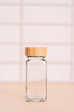 Baharatlar için boş bir cam kavanoz..