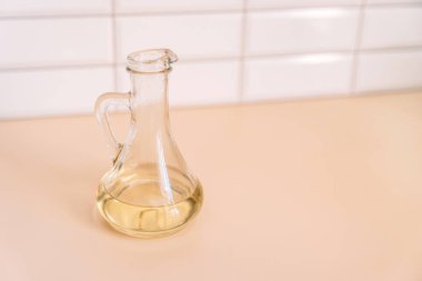 Arka planda bir şişede zeytin yağı.