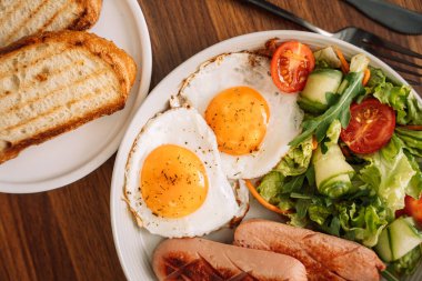 Kahvaltıda kızarmış sosis ve ahududu çayı..