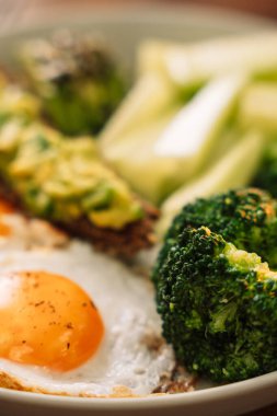Sağlıklı kahvaltı yumurtası avokado yeşillikleri, salata ve ahududu çayı..