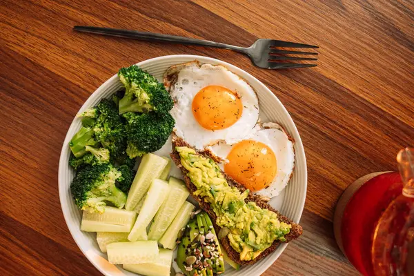 Sağlıklı kahvaltı yumurtası avokado yeşillikleri, salata ve ahududu çayı..