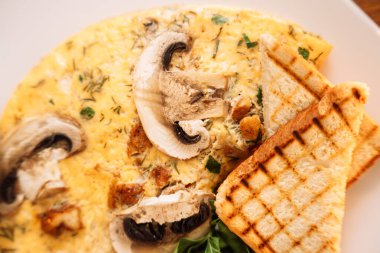 Kahvaltıda omlet, soslu ve soslu..