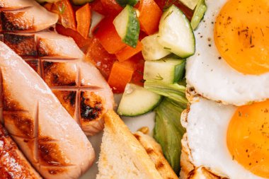 Yumurta, sosis ve tosttan oluşan doyurucu bir kahvaltı..