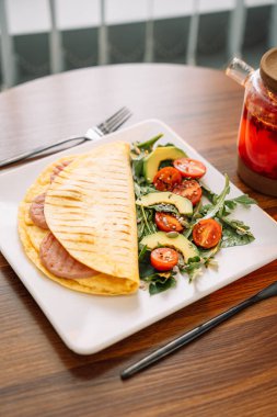 Kahvaltıda Sosisli Tortilla.,