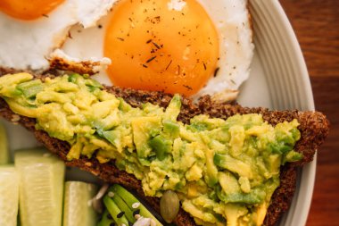 Sağlıklı kahvaltı yumurtası avokado yeşillikleri, salata ve ahududu çayı..