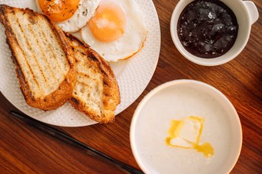 Kahvaltıda yumurta ve tost..