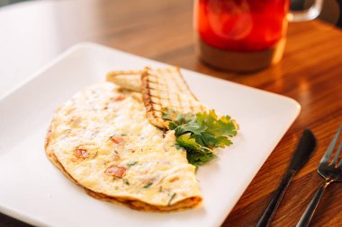 Kahvaltıda omlet, soslu ve soslu..