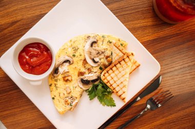 Kahvaltıda omlet, soslu ve soslu..