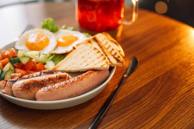 Yumurta, sosis ve tosttan oluşan doyurucu bir kahvaltı..