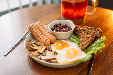 Yumurta, sosis ve tosttan oluşan doyurucu bir kahvaltı..