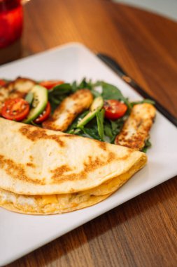 Kızarmış Tofu peynirli Tortilla kahvaltısı..