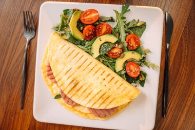 Kahvaltıda Sosisli Tortilla.,