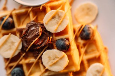 Muzlu tatlı waffle, Yaban mersini Fıstık Ezmesi, yakın plan fotoğraf.