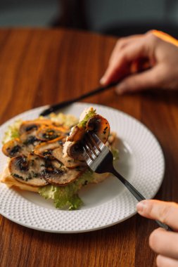 Beyaz tabakta şampiyonlar olan Belçika tuzlu waffle 'ları.