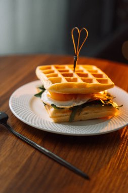 Yumurta ve salatalı waffle sandviç..
