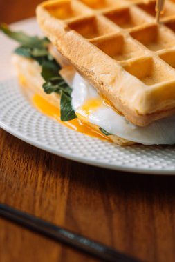 Yumurta ve salatalı waffle sandviç..