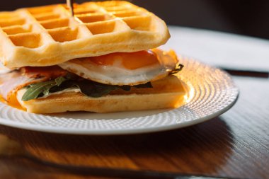 Yumurta ve salatalı waffle sandviç..