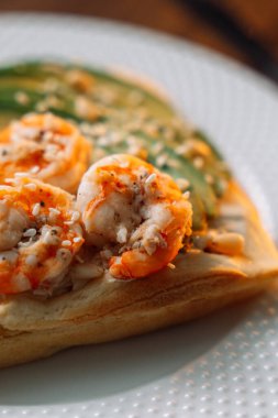 Tahta masadaki çatalda karides waffle 'ı..