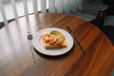 Tahta masadaki çatalda karides waffle 'ı..