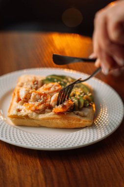 Tahta masadaki çatalda karides waffle 'ı..