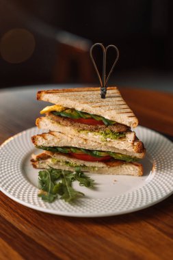 Izgara Et ve Domates Üçgeni Sandviçleri.