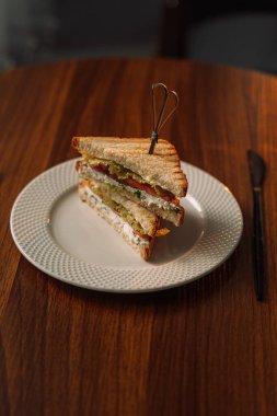 Somon ve krem peynirli ızgara üçgen sandviç..