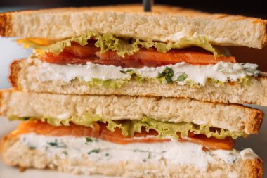 Somon ve krem peynirli ızgara üçgen sandviç..