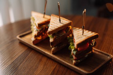 Masada şiş ızgara olan farklı türde üçgen sandviçler..