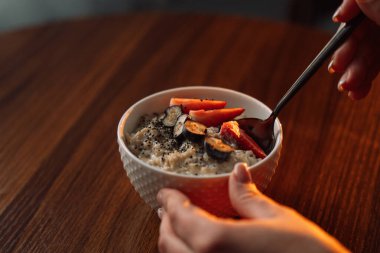 Çilekli yulaf ezmesi, ahşap arka planda beyaz bir kasede..
