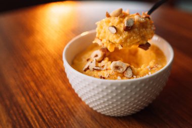 Mısır lapası ve beyaz kasede fındık..