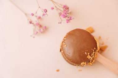 Çikolatalı Fransız tatlıları. Begie arka planında pasta kurabiyesi, pastel renkler, farklı fındıklarla süslenmiş badem kurabiyesi..