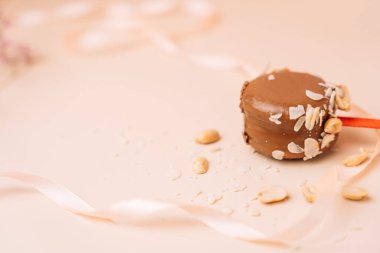 Çikolatalı Fransız tatlıları. Begie arka planında pasta kurabiyesi, pastel renkler, farklı fındıklarla süslenmiş badem kurabiyesi..