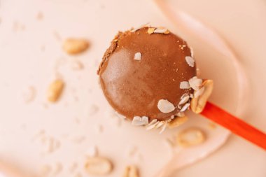 Çikolatalı Fransız tatlıları. Begie arka planında pasta kurabiyesi, pastel renkler, farklı fındıklarla süslenmiş badem kurabiyesi..