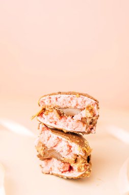 Renkli Fransız tatlıları. Pasta kurabiyeleri Sulu badem kurabiyesi dolumu.