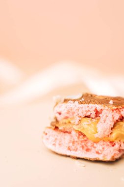 Renkli Fransız tatlıları. Pasta kurabiyeleri Sulu badem kurabiyesi dolumu.